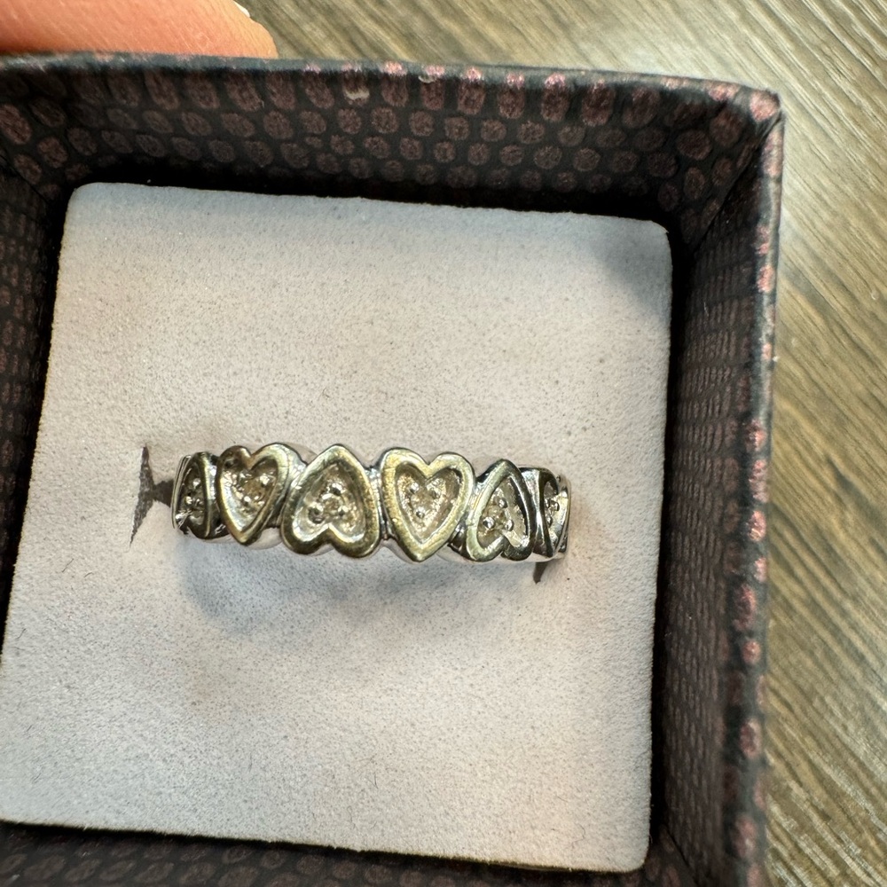 10K white gold and diamonds heart ring